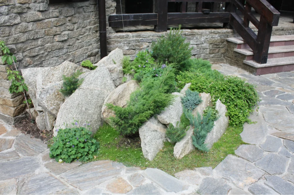 Небольшая скалка у входа в дом