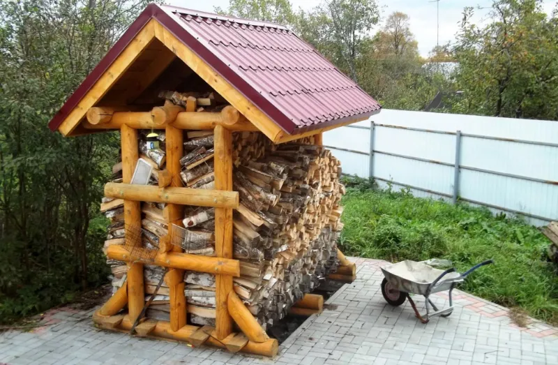 Сказочный домик-поленница — вместительный и эстетичный