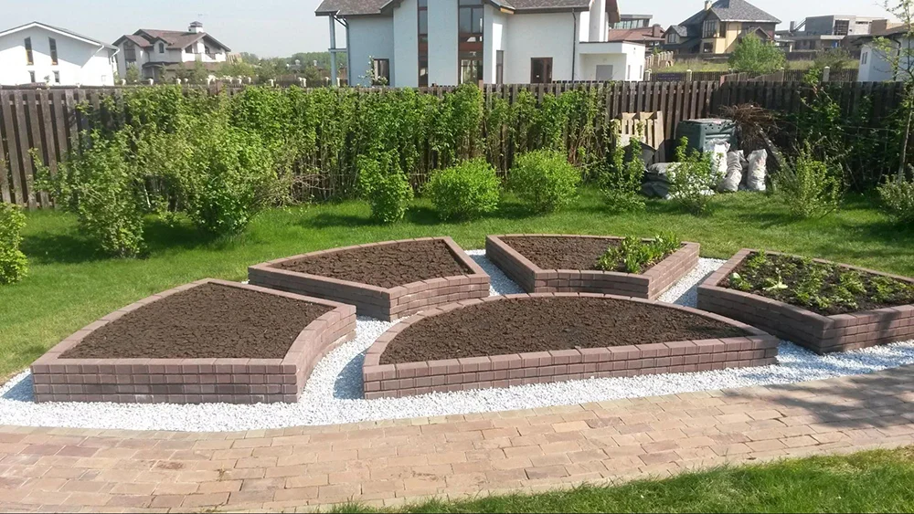 кирпичные стенки грядки