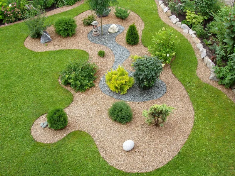 Большой сад с гравием и кустарниками
