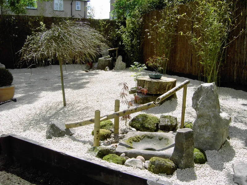 Японский сад с водяными часами
