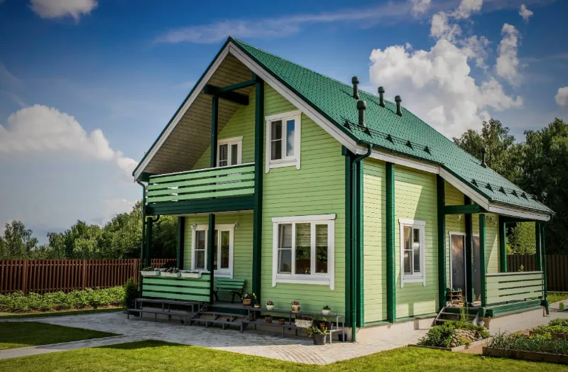 Зеленый двухэтажный дом