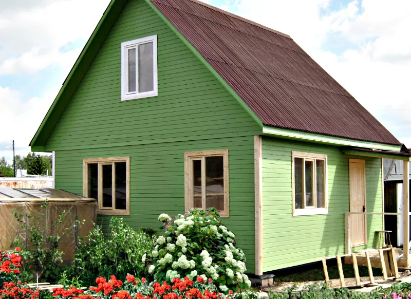 Небольшой зеленый дом