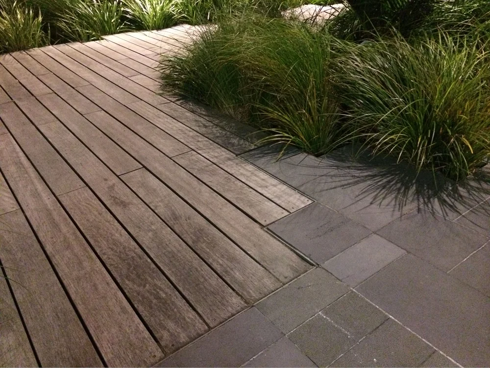 комбинация досок с плиткой