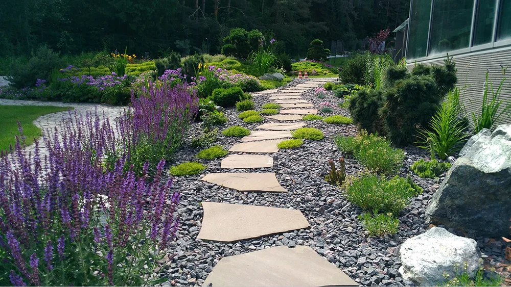 камень в сочетании с гравием